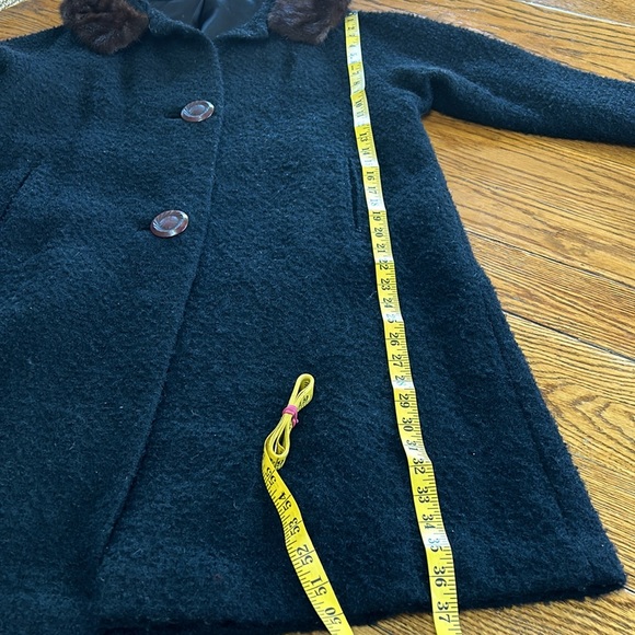 Vintage Wyandotte fabric 100% wool black boucle coat with mink collar. - Picture 10 of 13